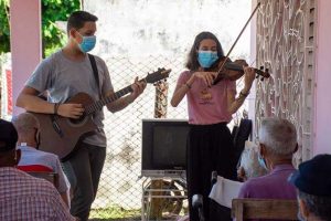 Proyecto camagüeyano Golpe a Golpe ofrece su arte en vacunatorios