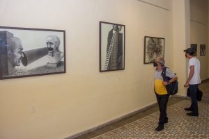 Roberto Estrada exhibe en Camagüey muestra retrospectiva Re-trazos