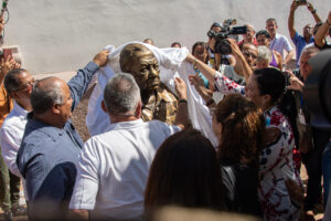 Nicolás Guillén en escultura de Martha Jiménez