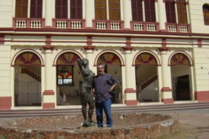 Restauran escultura de Aisar Jalil para plazuela de Camagüey