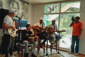 Artistas camagüeyanos departen con grupo musical D´Cuba