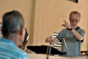 Ensaya con la Orquesta Sinfónica de Camagüey un director australiano