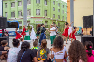 Festival Teatrino con alas y raíz de niños